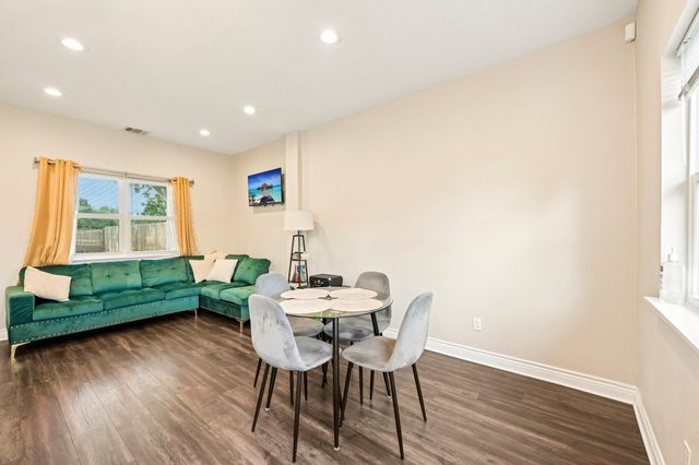 210 Garrotsville Street, Houston, TX 77022