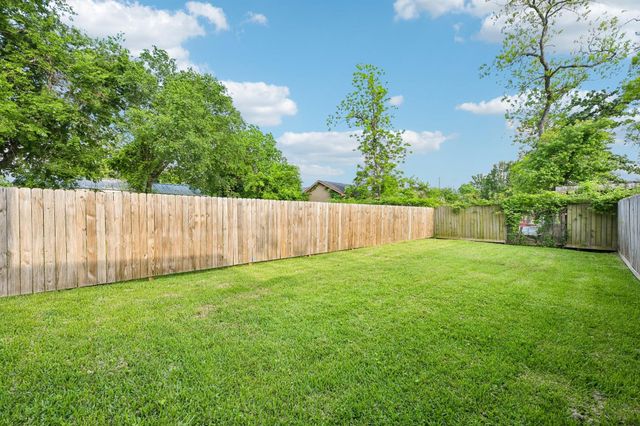 210 Garrotsville Street, Houston, TX 77022