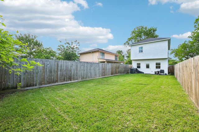 210 Garrotsville Street, Houston, TX 77022