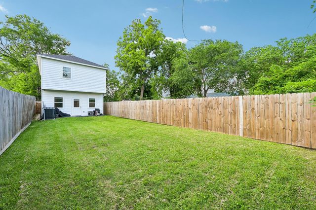 210 Garrotsville Street, Houston, TX 77022