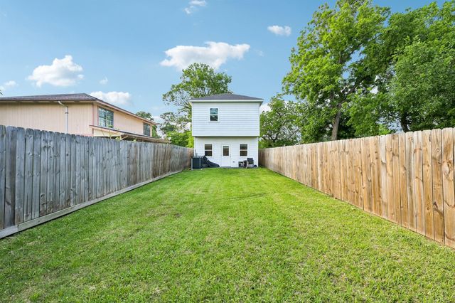 210 Garrotsville Street, Houston, TX 77022