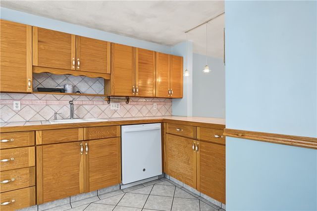 7 Wake Robin Road 1604, Lincoln, RI 02865