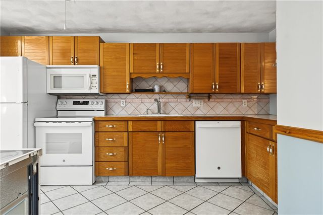 7 Wake Robin Road 1604, Lincoln, RI 02865