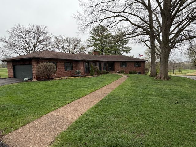 2215 S COUNTRY CLUB DR, Columbia, MO 65201