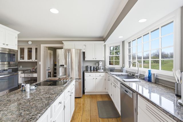 2215 S COUNTRY CLUB DR, Columbia, MO 65201