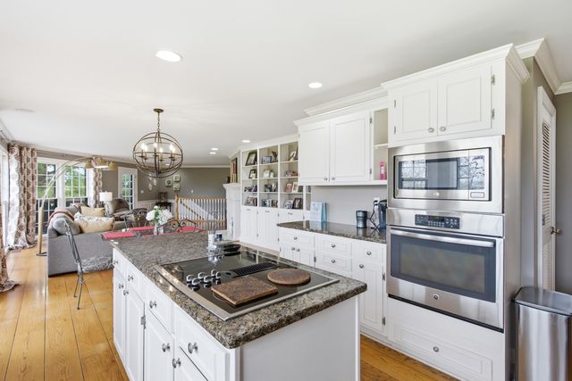 2215 S COUNTRY CLUB DR, Columbia, MO 65201
