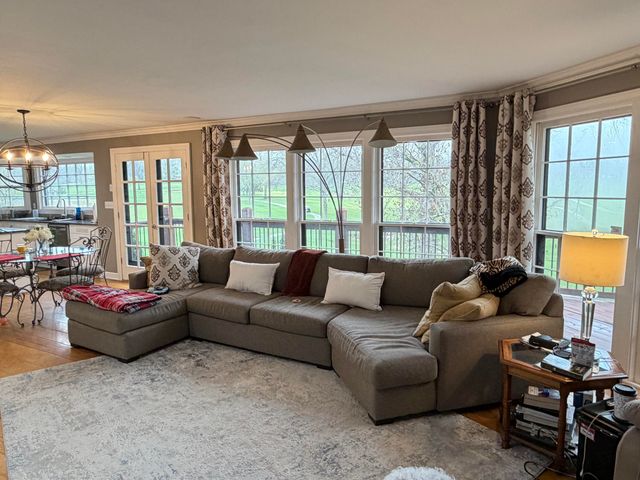 2215 S COUNTRY CLUB DR, Columbia, MO 65201