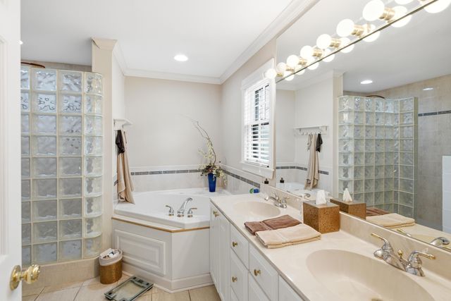 2215 S COUNTRY CLUB DR, Columbia, MO 65201