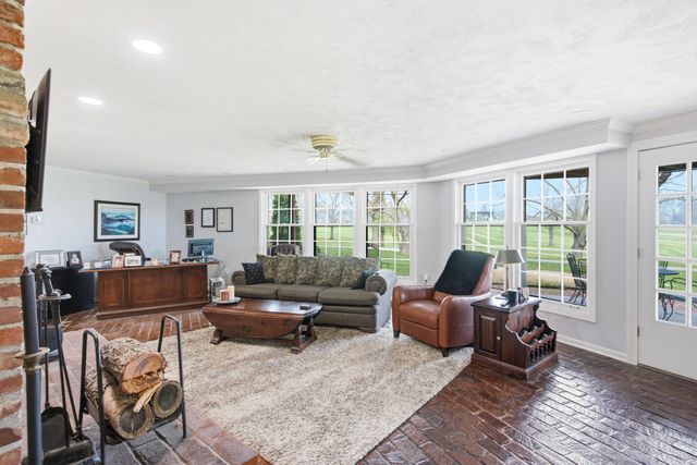 2215 S COUNTRY CLUB DR, Columbia, MO 65201