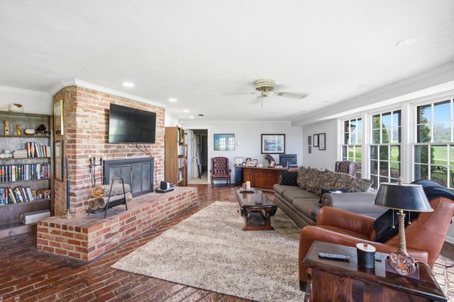 2215 S COUNTRY CLUB DR, Columbia, MO 65201