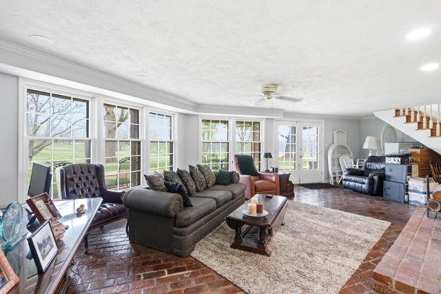 2215 S COUNTRY CLUB DR, Columbia, MO 65201