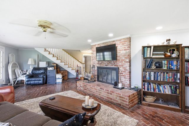 2215 S COUNTRY CLUB DR, Columbia, MO 65201