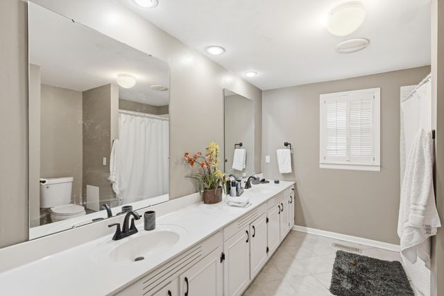 2215 S COUNTRY CLUB DR, Columbia, MO 65201