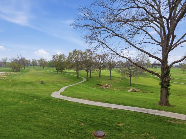 2215 S COUNTRY CLUB DR, Columbia, MO 65201