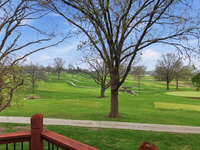 2215 S COUNTRY CLUB DR, Columbia, MO 65201