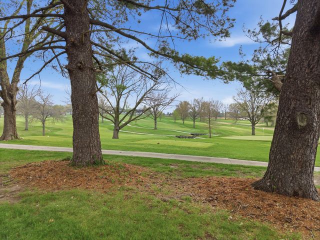 2215 S COUNTRY CLUB DR, Columbia, MO 65201