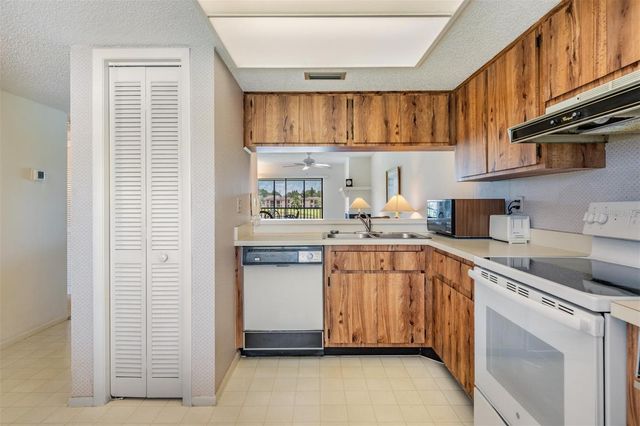 112 LAKEVIEW PLACE 12, Oldsmar, FL 34677