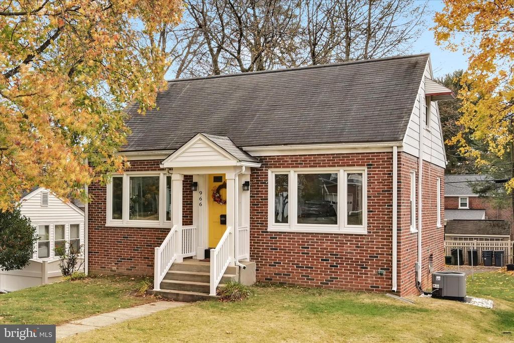 966 SKYLINE DR, Lancaster, PA 17601