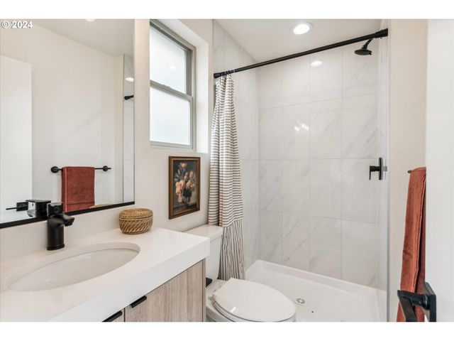 5080 Se Woodstock Blvd, Portland, OR 97206