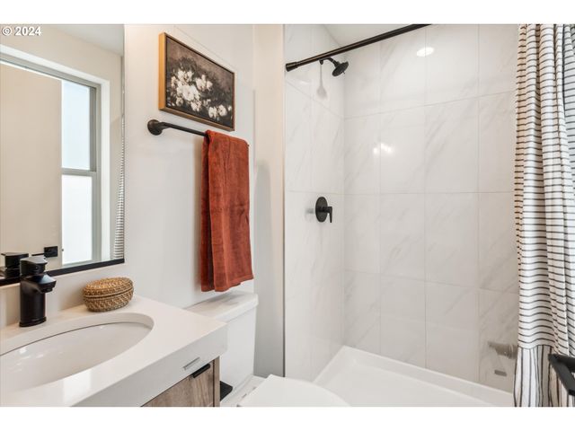 5080 Se Woodstock Blvd, Portland, OR 97206