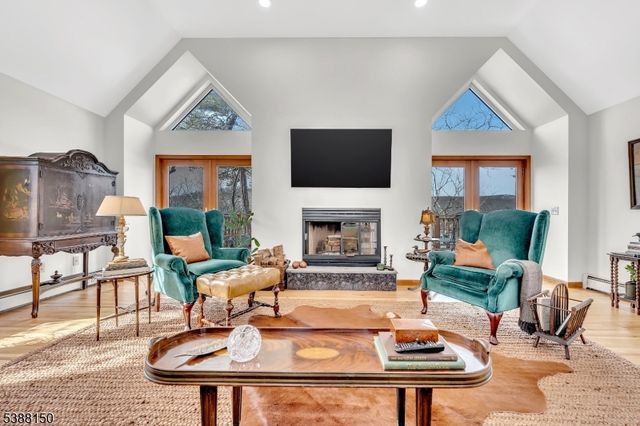 68 High Point Rd, Bloomingdale Boro, NJ 07403