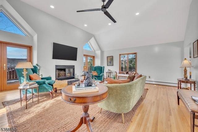 68 High Point Rd, Bloomingdale Boro, NJ 07403