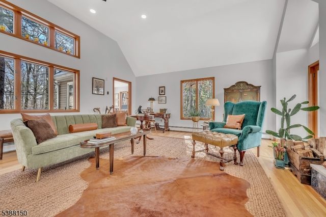 68 High Point Rd, Bloomingdale Boro, NJ 07403