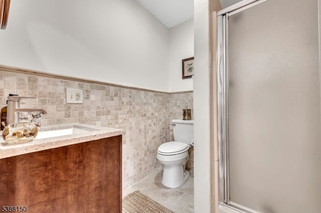 68 High Point Rd, Bloomingdale Boro, NJ 07403