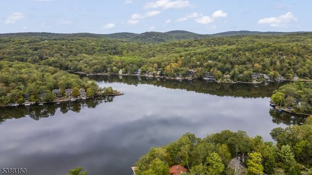 68 High Point Rd, Bloomingdale Boro, NJ 07403