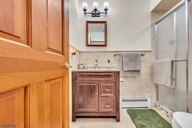 68 High Point Rd, Bloomingdale Boro, NJ 07403