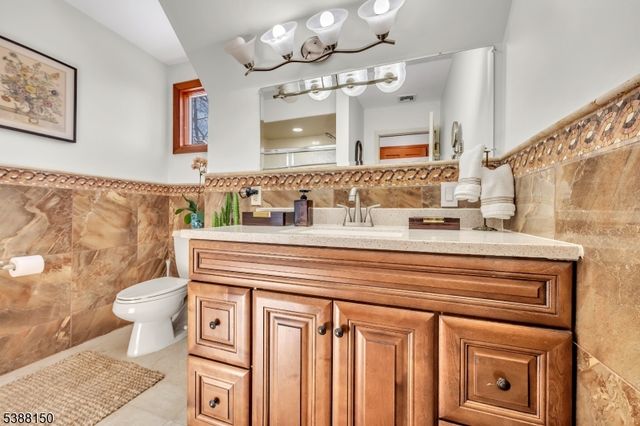 68 High Point Rd, Bloomingdale Boro, NJ 07403