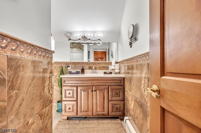 68 High Point Rd, Bloomingdale Boro, NJ 07403