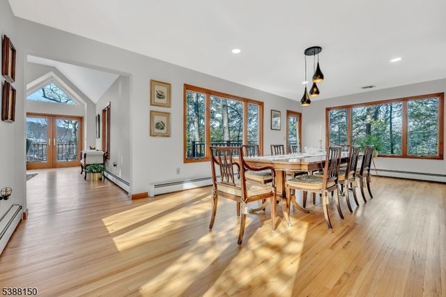 68 High Point Rd, Bloomingdale Boro, NJ 07403