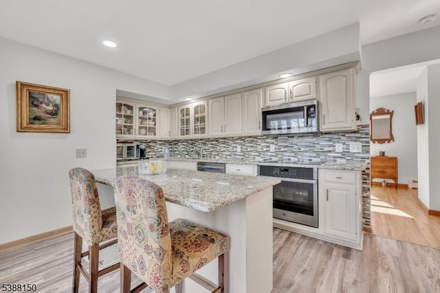 68 High Point Rd, Bloomingdale Boro, NJ 07403