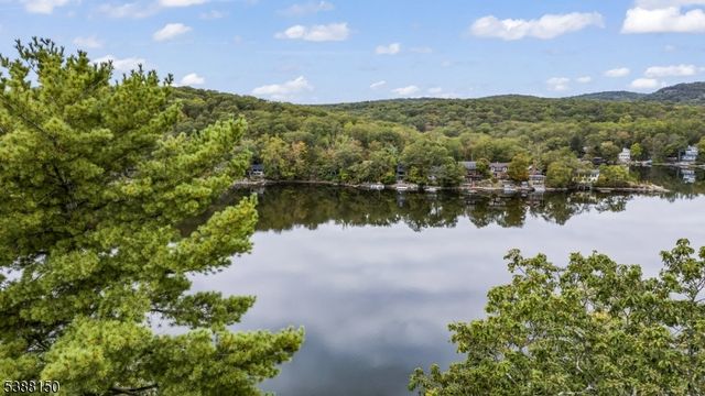 68 High Point Rd, Bloomingdale Boro, NJ 07403