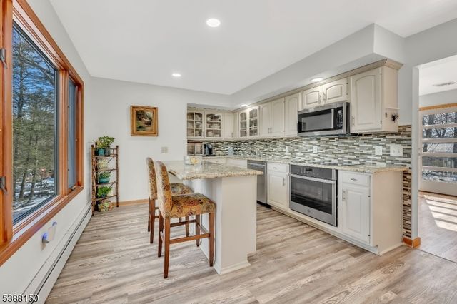 68 High Point Rd, Bloomingdale Boro, NJ 07403