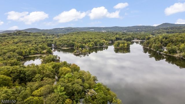 68 High Point Rd, Bloomingdale Boro, NJ 07403