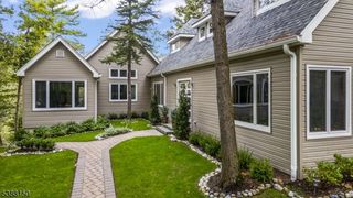 68 High Point Rd, Bloomingdale Boro, NJ 07403