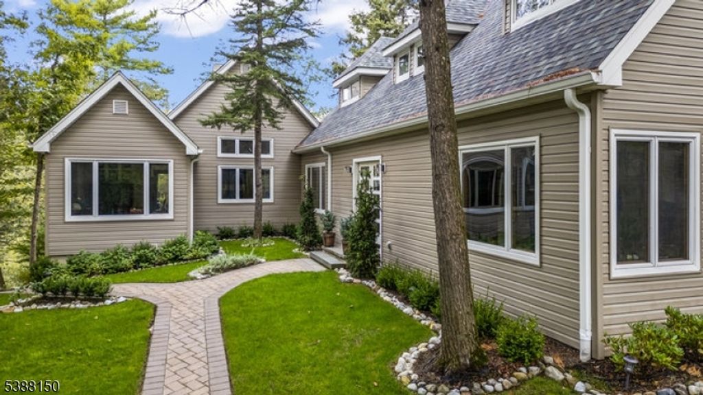 68 High Point Rd, Bloomingdale Boro, NJ 07403