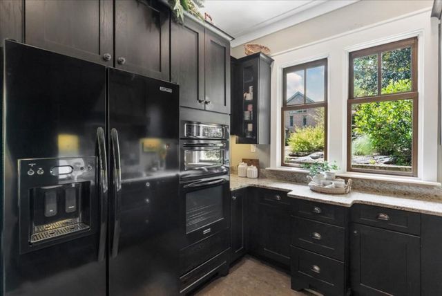 105 Weatherford Place, Roswell, GA 30075