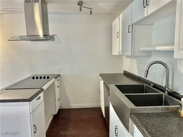 3712 Royal Crest Street 14, Las Vegas, NV 89119