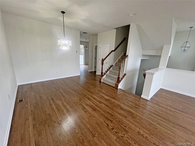 804 Hawthorn Way, New Windsor, NY 12553