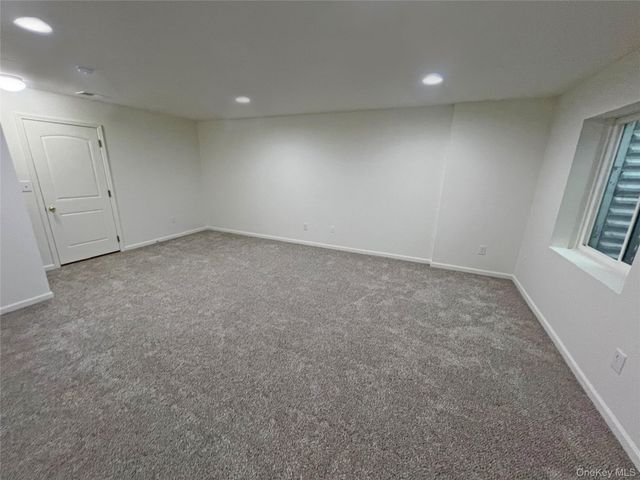 804 Hawthorn Way, New Windsor, NY 12553