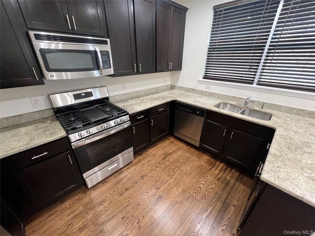 804 Hawthorn Way, New Windsor, NY 12553
