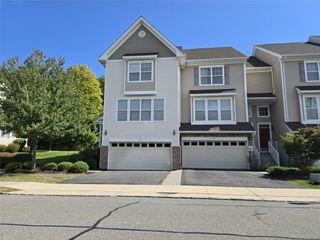 804 Hawthorn Way, New Windsor, NY 12553