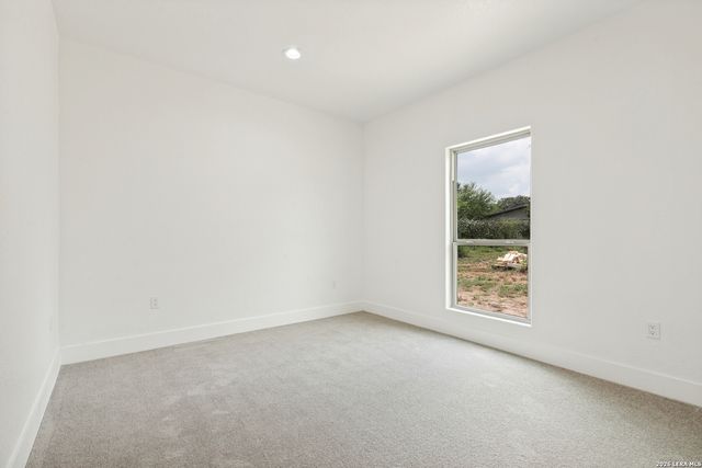 716 County Road 6847, Lytle, TX 78052