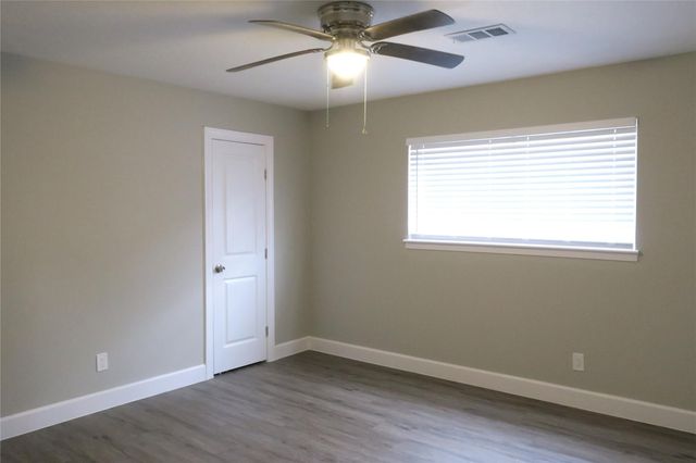 411 Cole Street, Webster, TX 77598