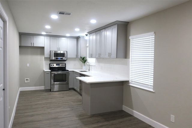 411 Cole Street, Webster, TX 77598