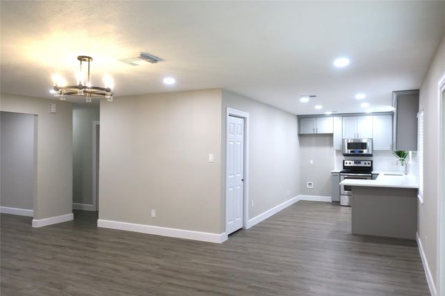 411 Cole Street, Webster, TX 77598