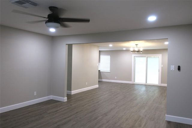 411 Cole Street, Webster, TX 77598